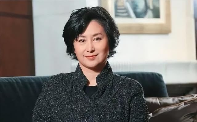 放下了？60岁何超琼喜迎“梅开二度	”？与异性贴脸拥吻秀恩爱