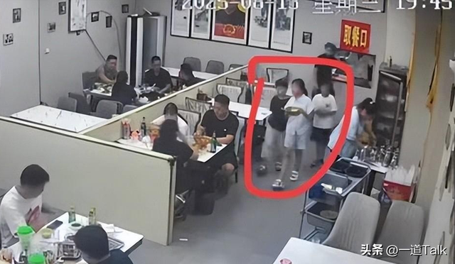 7口人续面后续：警方介入，店家坚决不和解，女子全家大型社死！