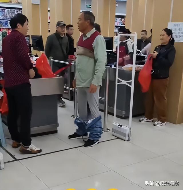 老人超市脱衣证清白后续：警方通报双方和解，超市老板身份被扒