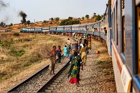 耗资10亿，牺牲69位中国人，中国垫资援建的非洲铁路，真的值么？图片