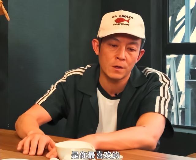 梁朝伟不再隐瞒，坦白久居日本的原因，难怪结婚17年都不要孩子
