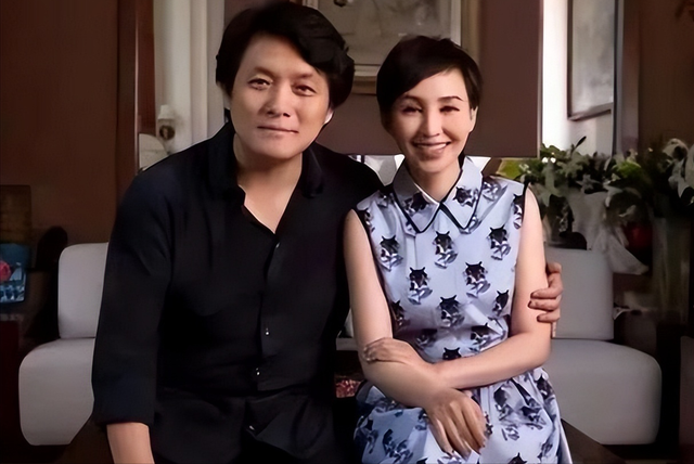 她19岁与导演私奔，在地下室裸婚连生3胎，今被丈夫用9部剧捧红