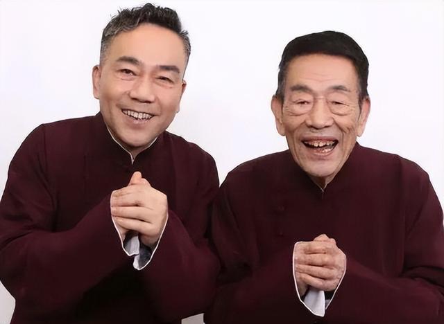 63岁杨议收美女徒弟，女生穿得花枝招展鞠躬敬茶，牵手贴脸引争议