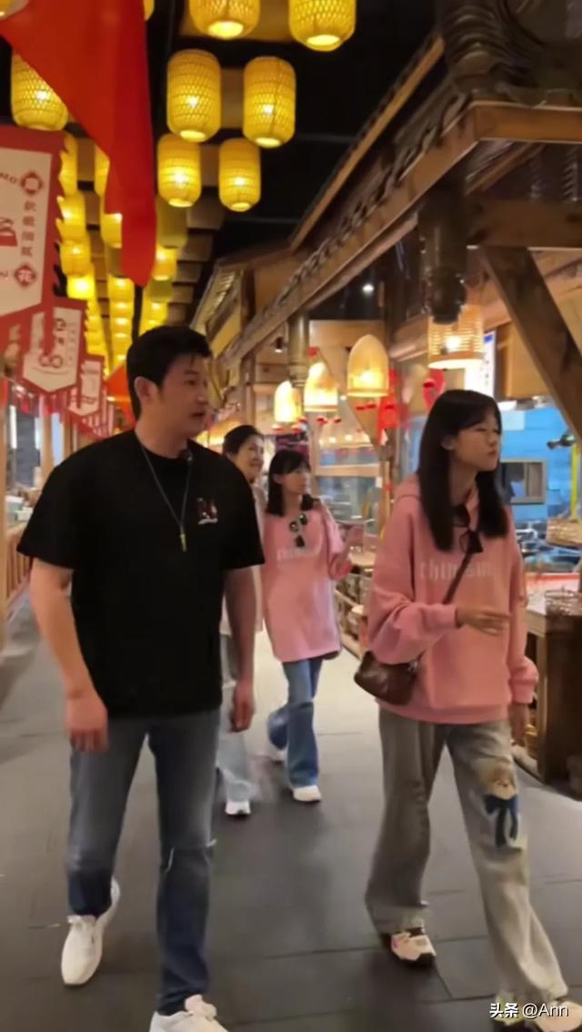 陆毅一家逛完都江堰后打卡鳖有洞天吃甲鱼 小叶子两眼放光萌萌的！