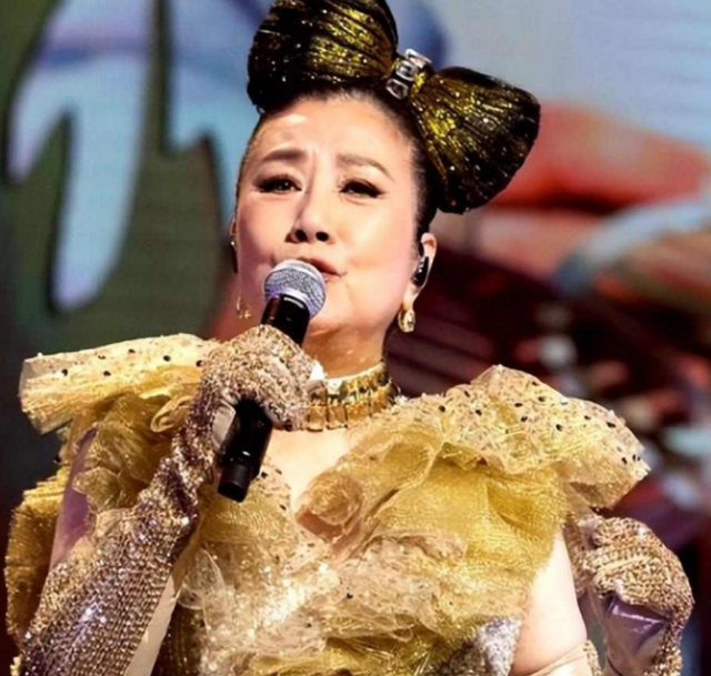 78岁连路都走不稳还开演唱会	，全网骂声一片，她却扬言回馈粉丝