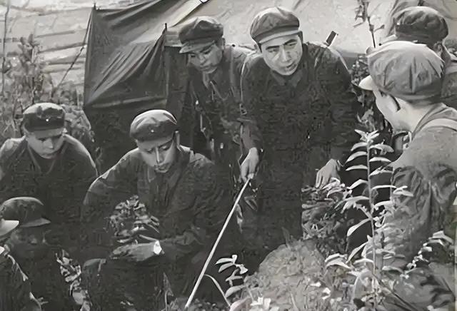 1982年，小偷偷窥厕所引出惊天大案，200名武警粪土中寻绝密文件