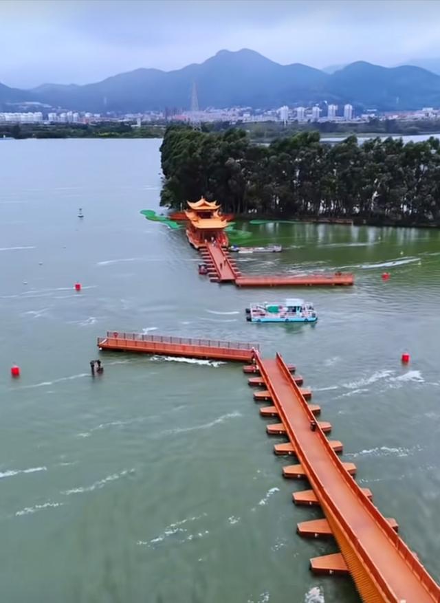 昆明滇池会动的桥，漫步碧波中，左边城市右边西山，美成画卷。