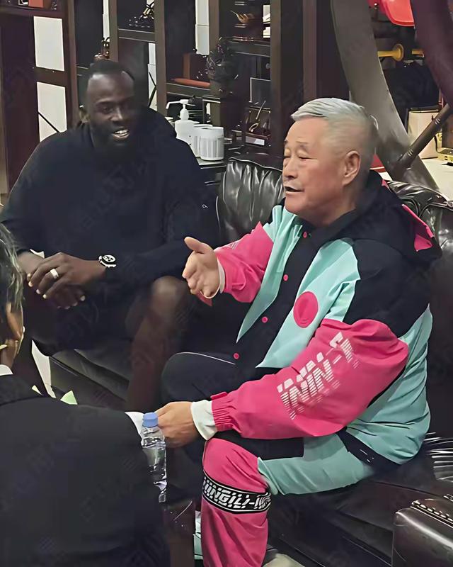 哇，在赵本山面前敢这么坐的不多吧