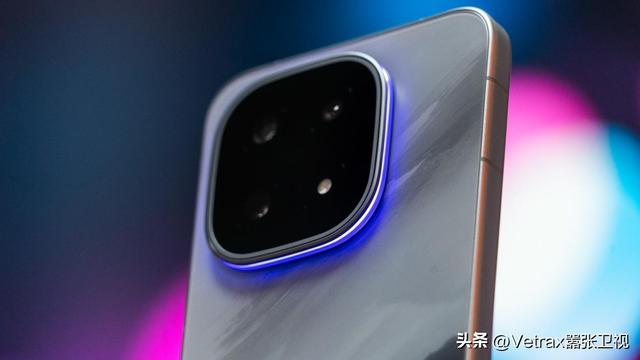 iQOO 15：以全能最强“光”，致玩家