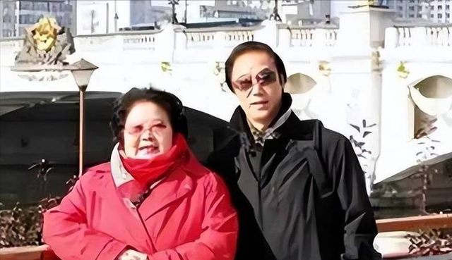 吃里爬外，永不回国？她带领30名演员选择留美，如今年过花甲归来