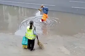 敬业还是炒作？“昆明环卫工倒立捡垃圾袋”热传，我们找到了滇缅大道真正的环卫工图片