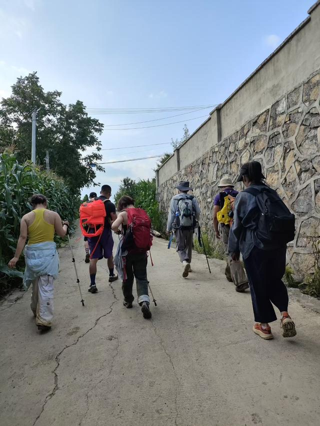 六盘水“周末山友团”用脚步丈量云端