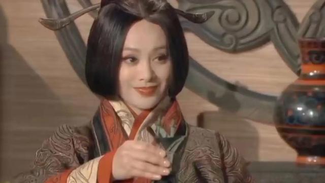 她陪他睡了30年,生下2个儿子,最后却亲手将他毒杀在自己寝宫里