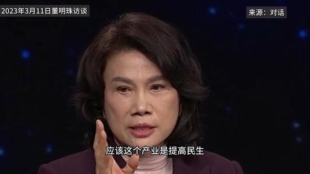 董明珠逛成都太古里，穿粉装大笑毫无架子，70多岁仍在拼事业
