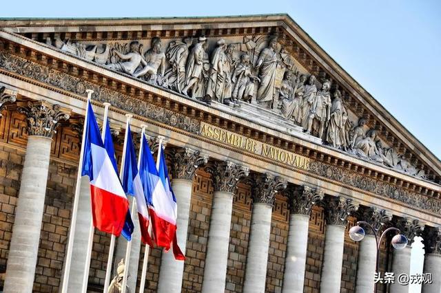 法国慌了！光之城狂赚，外省却躺平，机器人救场？