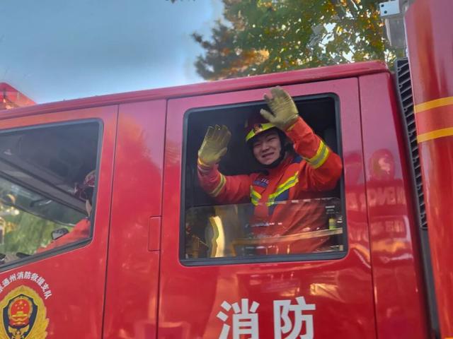 【我们的环球嘉年华】当花车巡游遇上逆行英雄！北京环球度假区上演最“燃”消防宣传