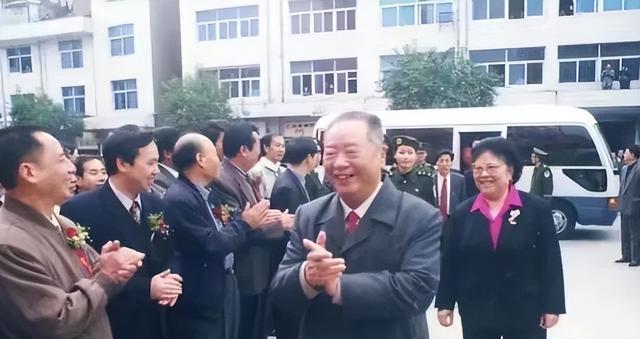 张廷发为什么能够成为中央政治局委员？