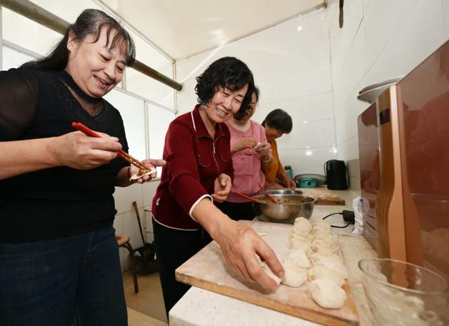 点火发射前，中国最年轻航天员父母的38小时