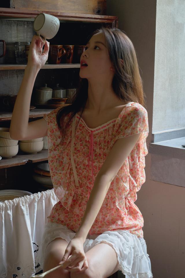 主持人李瑜居家私房写真，纯欲迷人