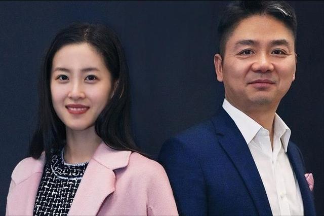太罕见！京东总裁刘强东回宿迁老家，逛夜市吃路边摊，烟火气十足