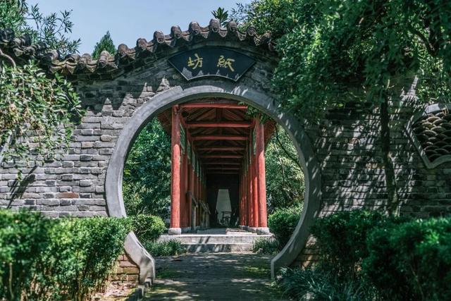 国庆不打挤！高铁2.5H直达冷门小县城，景色惊艳国鸟遍地！物价超低，2元吃鲜辣美食！