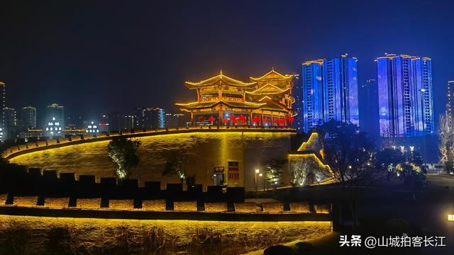 重庆这座斥资35亿打造的古城，夜景美如画卷，游客却很少？