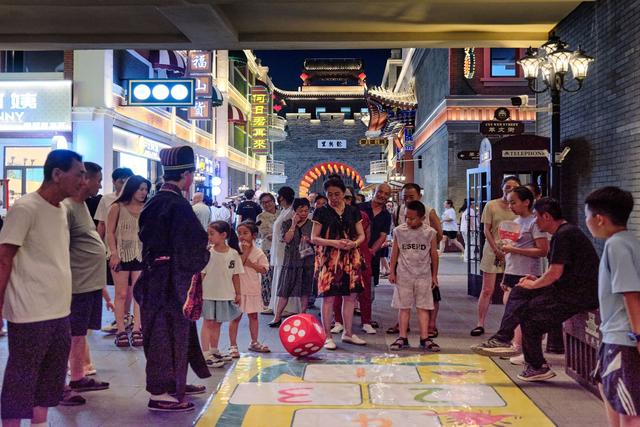 通化龙兴里文旅小镇，建筑充满民国风情，夜色下让人流连忘返