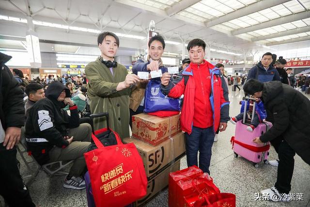 刘强东返乡发超万件年货	，令人恶心的事却发生，父亲被人围堵塞信