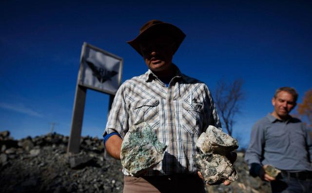 全面反华？卡尼正式通知中国：加征25％关税，中企必须卷铺盖走人