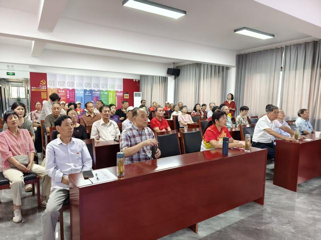 铜陵徒步协会志愿者进社区送健康