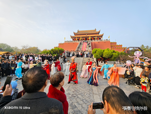 15分钟617人登顶龙亭大殿，传统观光景区迈向沉浸夜游的关键一步