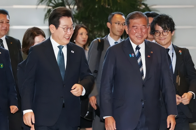 李在明遭屈辱接待后，特朗普狮子大开口，要求韩国转让美军基地所有权，韩美关系面临重大考验