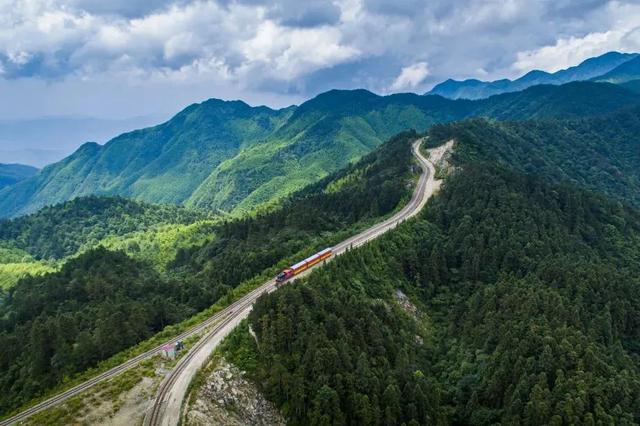 外交男神赵立坚向全球推荐明月山!