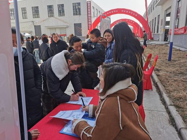 千方百计搭平台 服务企业优环境