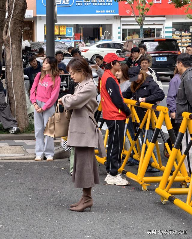 孙俪无锡拍戏被偶遇，身穿毛呢大衣新发型好洋气，本人又瘦又美！