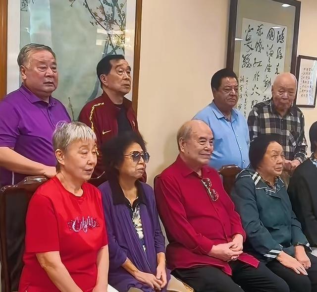 五位相声名家双节聚会！于谦师父辈分高却站着，四位搭档已去世