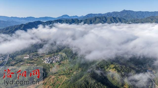 栾川县重渡沟示范区：雾漫山乡景如画