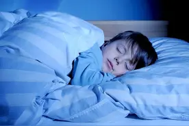 孩子能不能长高，看睡觉就知道？睡觉有这6个表现的，很难长高个图片