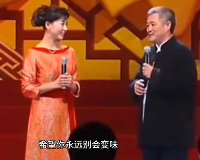 越扒越有，被人民网点名后	，闫学晶又被曝身份造假，成名史太精彩