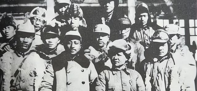 机关人员被日军包围，八路军骑兵飞马来救，带队女将25岁
