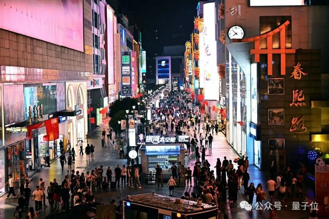 机器人“狂踹不倒”视频刷屏！太空舱遍布城市，银河通用秀麻了