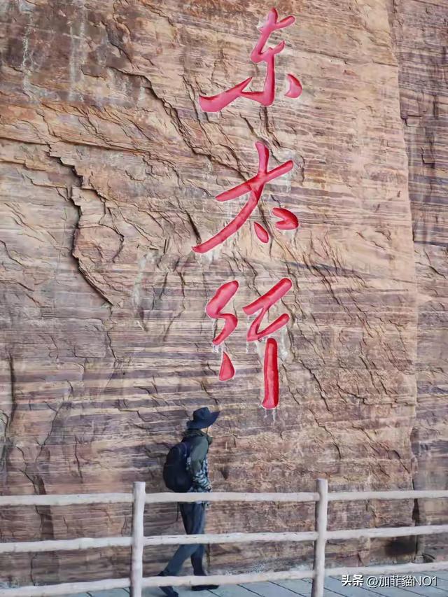 🔥【震惊！河北惊现悬崖电梯！坐滑梯下山你敢信？】🔥