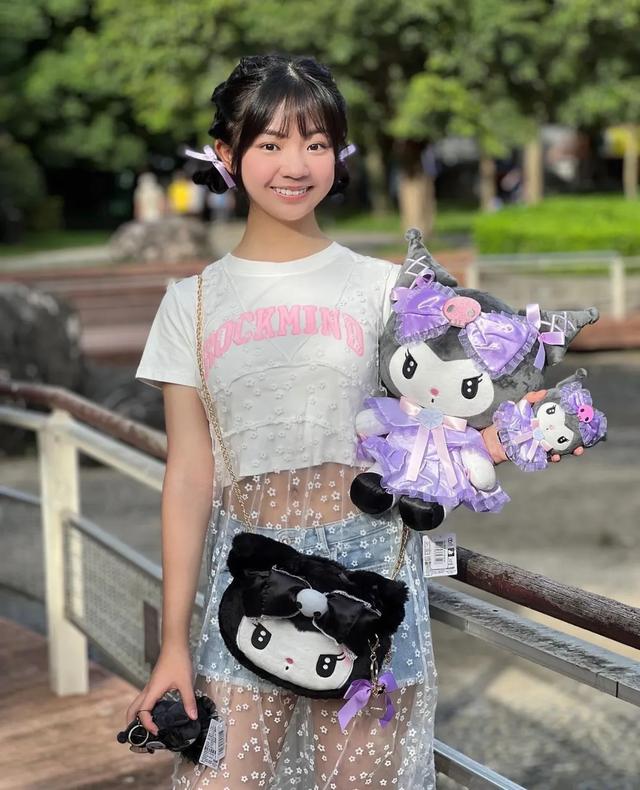 还记得《俗女养成记》里的小嘉玲吗？已经16岁啦？
