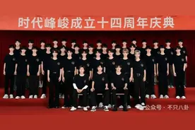 不是……小孩哥们私生活乱成这样了？他头发是愁白的吧？图片