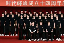 不是……小孩哥们私生活乱成这样了？他头发是愁白的吧？图片