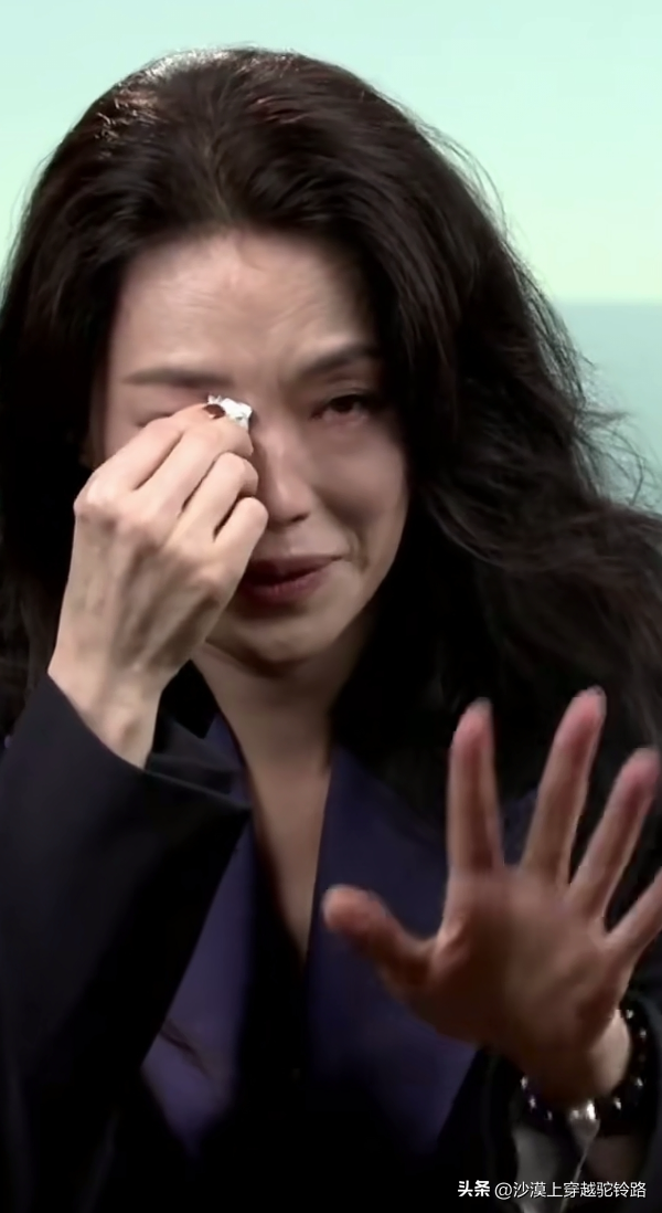 49岁舒淇最真实的脸，没有浓妆艳抹 不搞虚假人设 头发白了依旧优雅