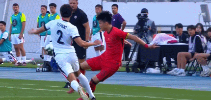 国足1-0香港，球员群殴引热议，球迷拍冲突视频称"这球踢得不对"
