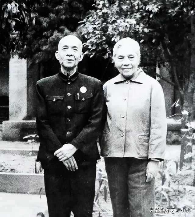 他曾担任副总理21年，晚年升至正国级，临终前将所有积蓄上交国家