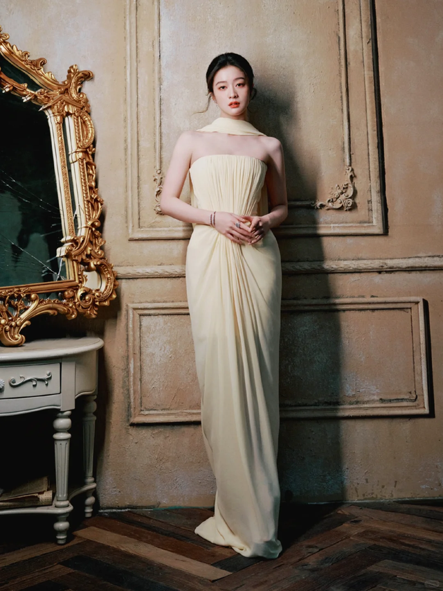 北京红毯太真实	，杨颖险些走光，钟丽缇挤出副乳，张雪迎脸僵肿