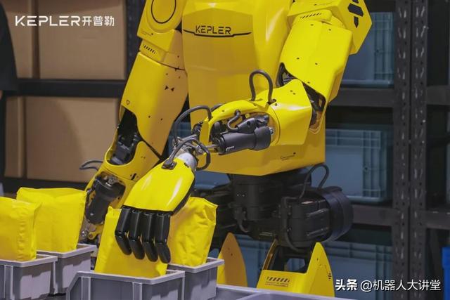 2025 WAIC 炸场！开普勒K2大黄蜂直播8小时，Optimus压力来了？